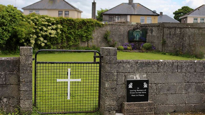 Alrededor de 800 niños podrían estar enterrados en una fosa cerca de un convento en Irlanda