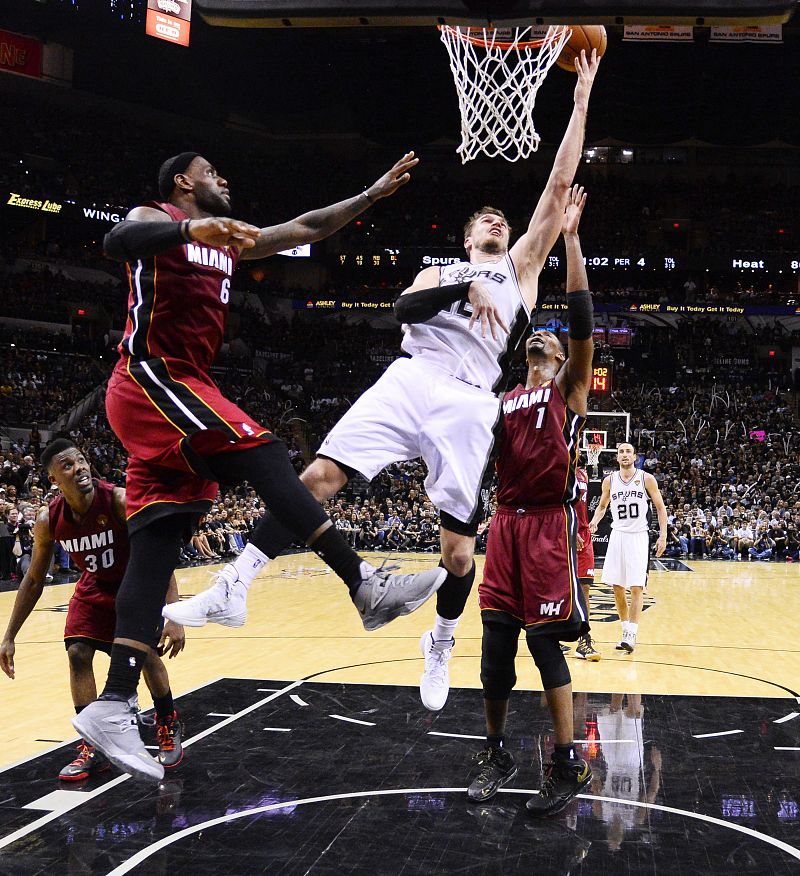 LeBron James se lesiona en la primera victoria de los Spurs ante los Heat