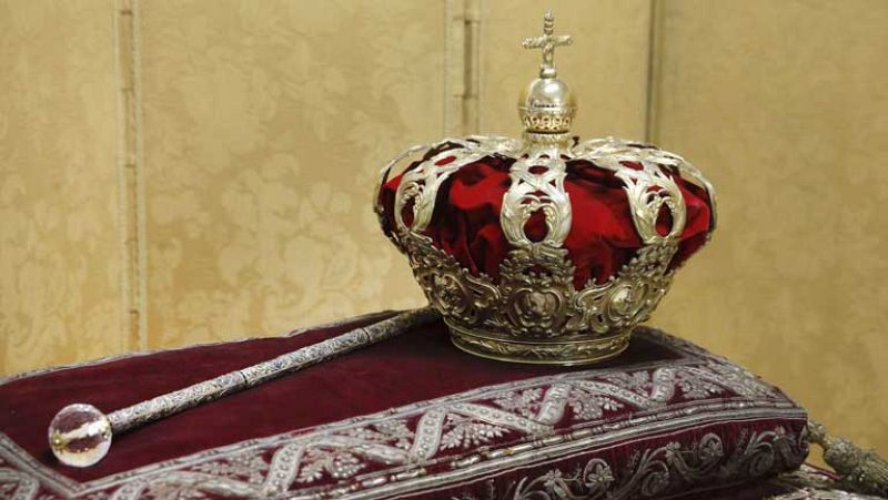 La corona y el cetro para la proclamación de Felipe VI salen de la cámara acorazada