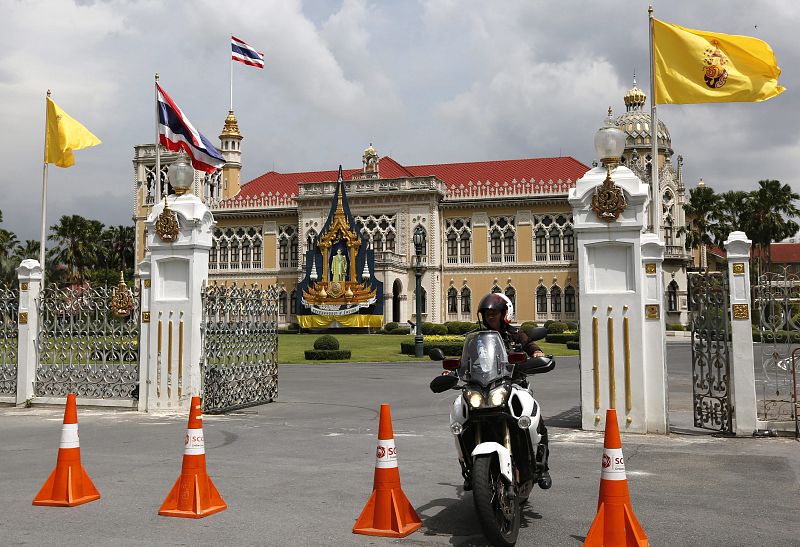 Tailandia relaja el toque de queda ante el daño al turismo