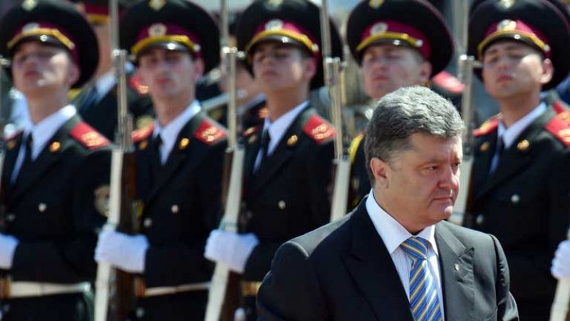 Poroshenko anuncia un plan de paz y rechaza dialogar con los separatistas en su investidura