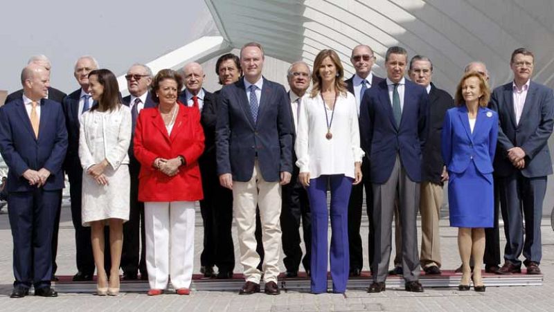 Más de 30 exministros agradecen al rey su labor y expresan su lealtad al príncipe Felipe