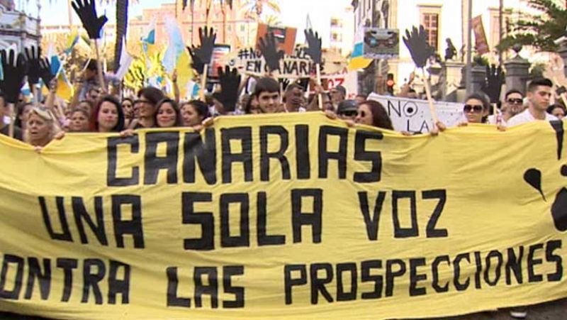Miles de canarios recorren las calles en contra de las prospecciones petrolíferas