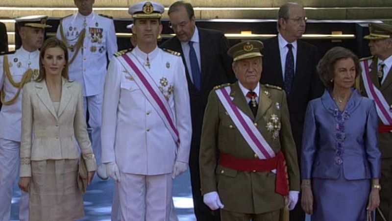 El rey Juan Carlos preside entre aplausos su último acto del Día de las Fuerzas Armadas