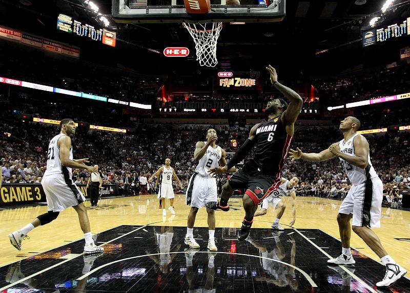 Los Heat logran el empate ante los Spurs con la mejor versión de LeBron James