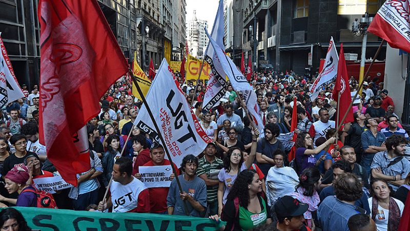 La policía dispersa una manifestación a favor de la huelga de metro en Sao Paulo