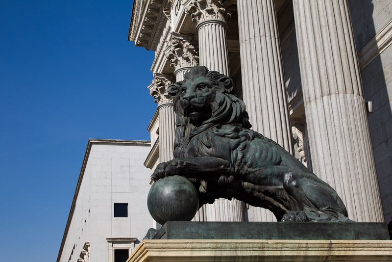 Los partidos presentan cinco enmiendas contra la ley de abdicación y piden un referéndum