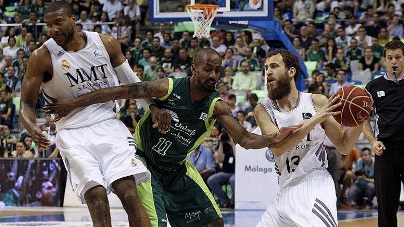 El Unicaja fuerza el cuarto partido ante el Real Madrid (88-75)