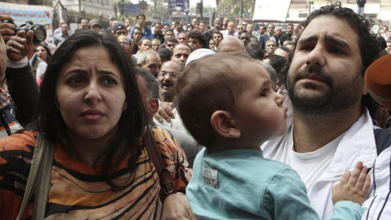 Condenan a 15 años de cárcel a un activista y bloguero, símbolo de la revolución egipcia