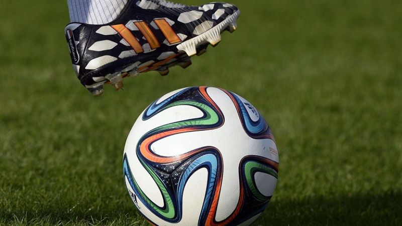 El balón exige su protagonismo en el país del fútbol