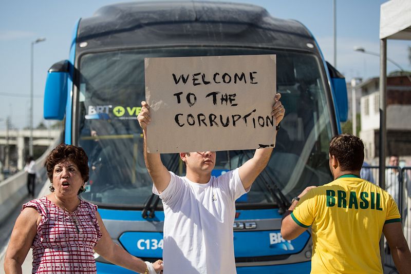 Los huelguistas bloquean el acceso al aeropuerto de Río de Janeiro en el arranque del Mundial