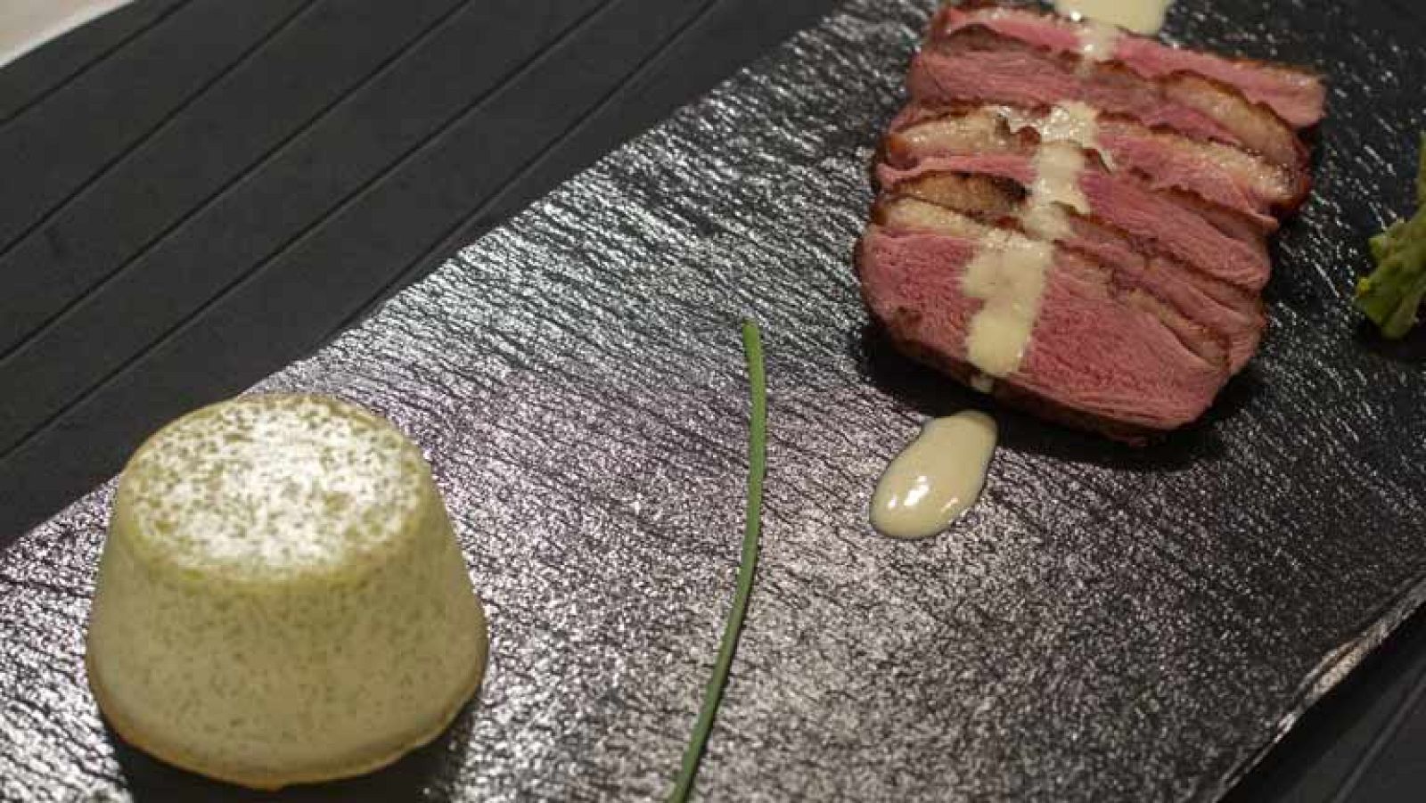 Magret de pato con salsa de melocotón y cava