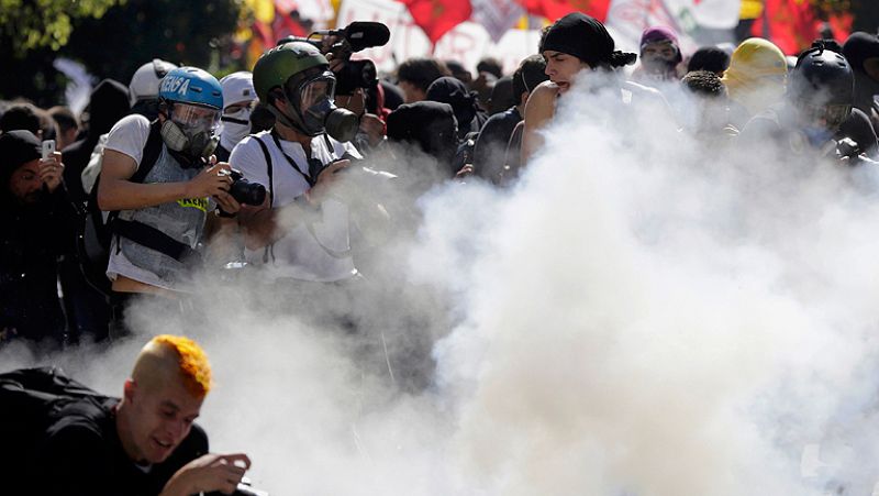 La policía dispersa con violencia una protesta en la jornada inaugural del Mundial de Brasil