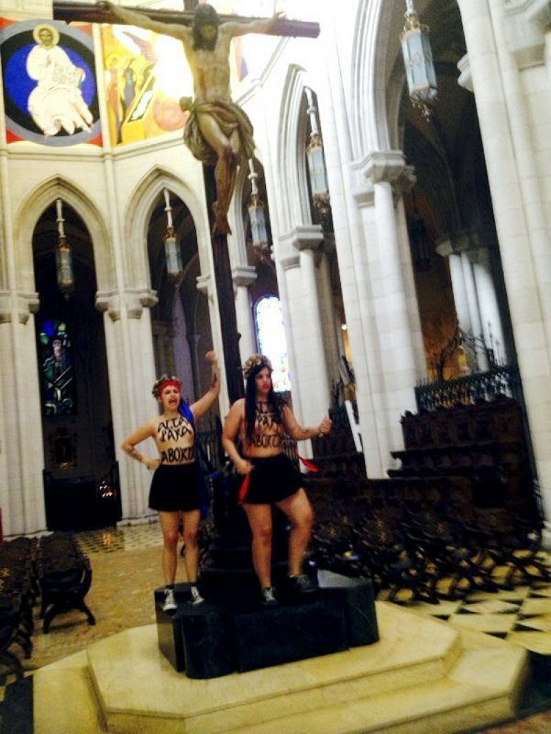 En libertad las dos activistas de Femen tras encadenarse al altar de La Almudena