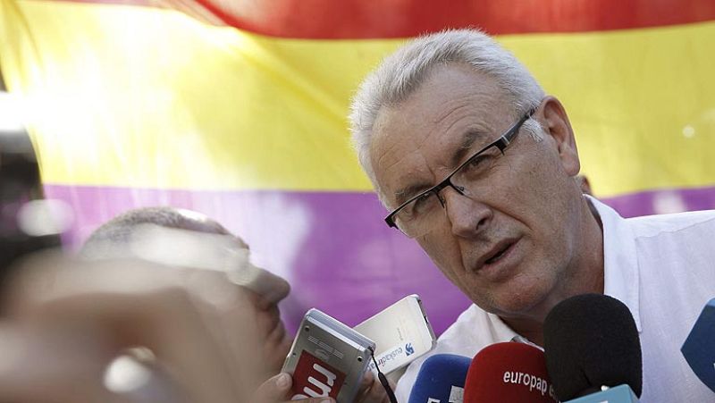 Cayo Lara pide a Rajoy por carta que el "ciudadano Juan Carlos" no sea aforado