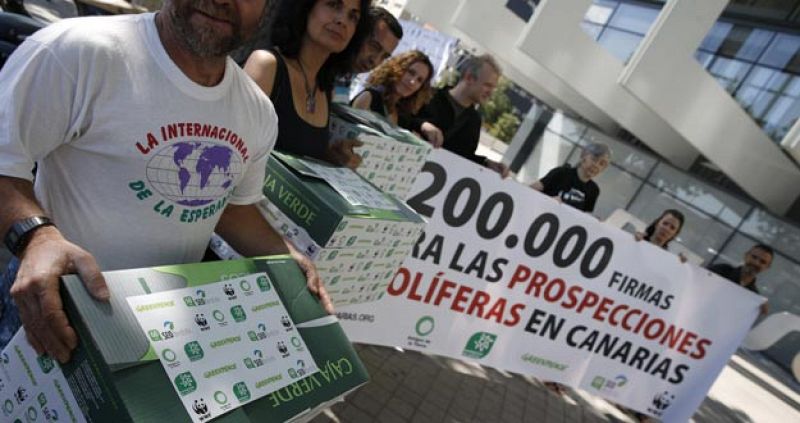 Las ONG ecologistas entregan 200.000 firmas contra las prospecciones petrolíferas en Canarias