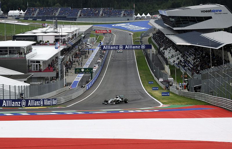 Mercedes prosigue en Austria con su mónologo y Alonso es tercero