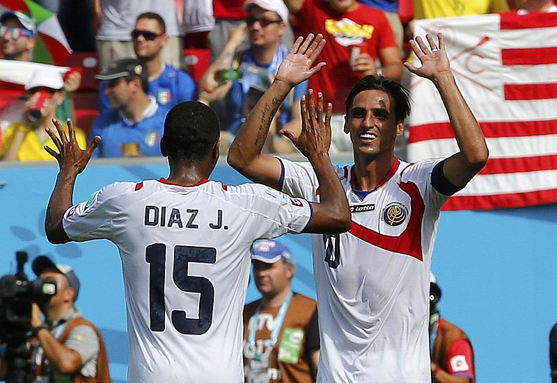 Costa Rica sella los octavos, siembra la duda en Italia y elimina a Inglaterra