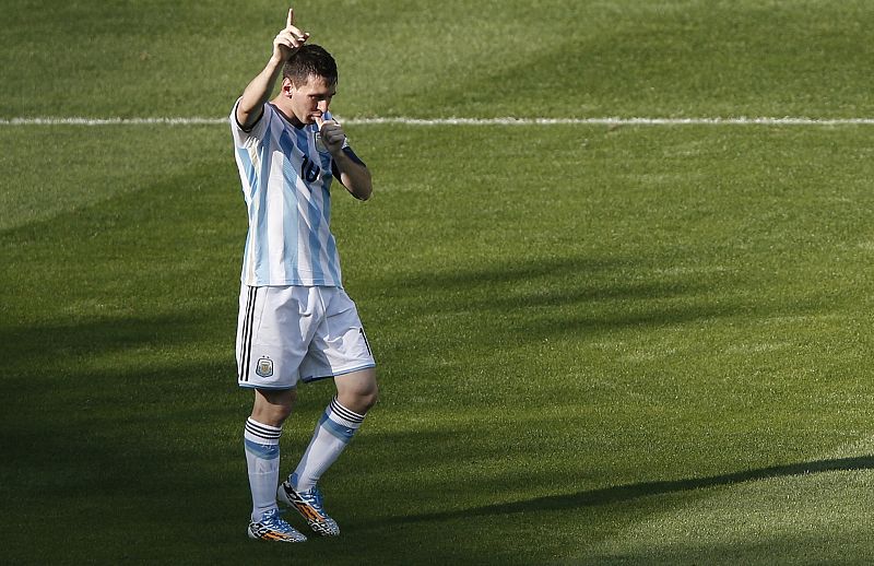 Messi mete a Argentina en octavos en el tiempo añadido ante Irán