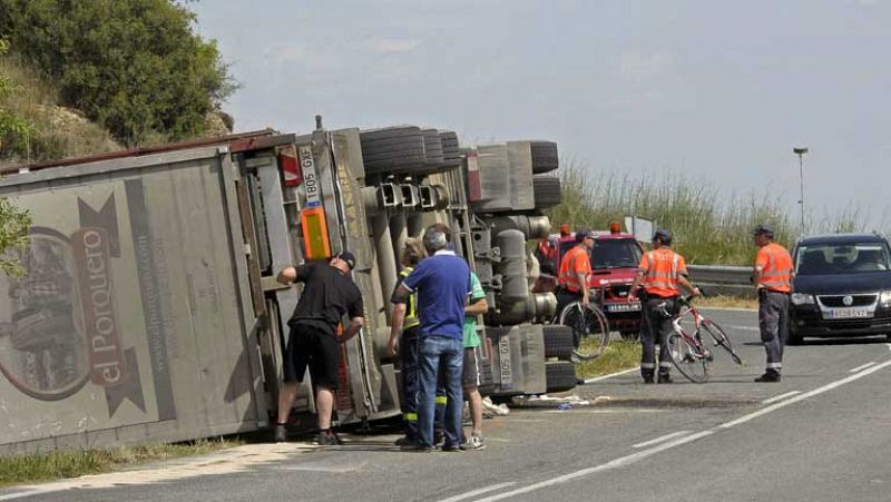Dos muertos al volcar un camión sobre un grupo de ciclistas en Navarra