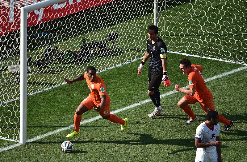 Holanda se lleva la partida táctica ante Chile y el liderato del grupo