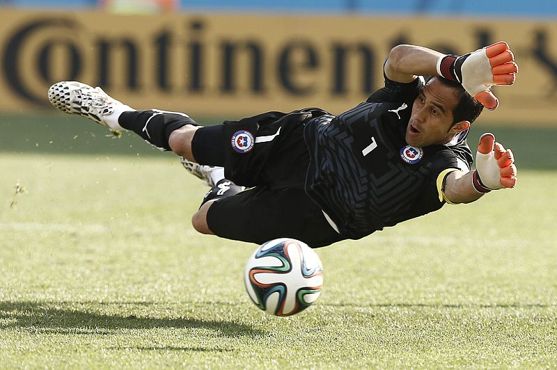 El Barça anuncia el fichaje del meta chileno Claudio Bravo