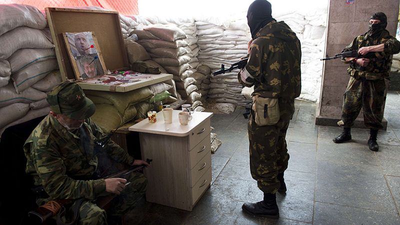 Hollande y Merkel piden que se cree un mecanismo de control del alto el fuego en Ucrania