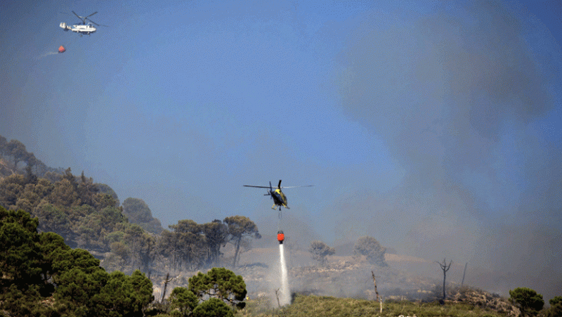 Comienzan a regresar a sus casas los vecinos afectados por el incendio forestal en Málaga