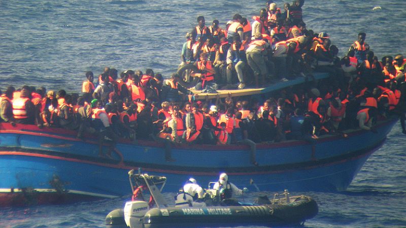La Marina italiana halla los cadáveres de 30 personas en un barco de inmigrantes