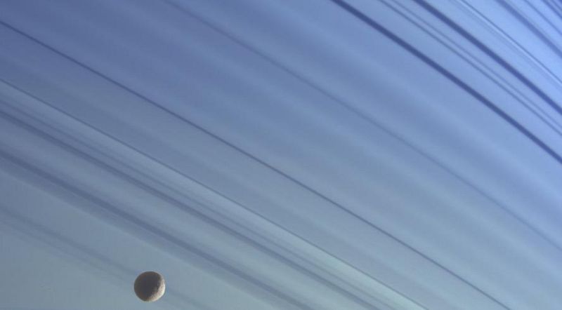 La misión Cassini, diez años explorando el sistema de Saturno y sus juegos de sombras