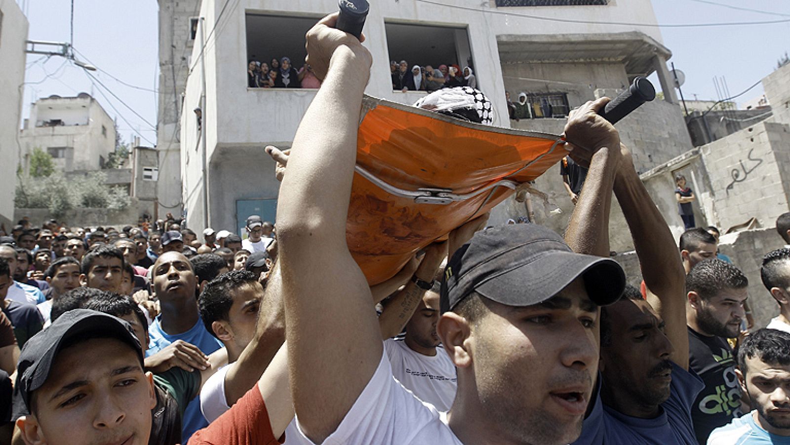 El ejército israelí ha volado la casa familiar de uno de los dos palestinos sospechosos del asesinato de los tres estudiantes judíos