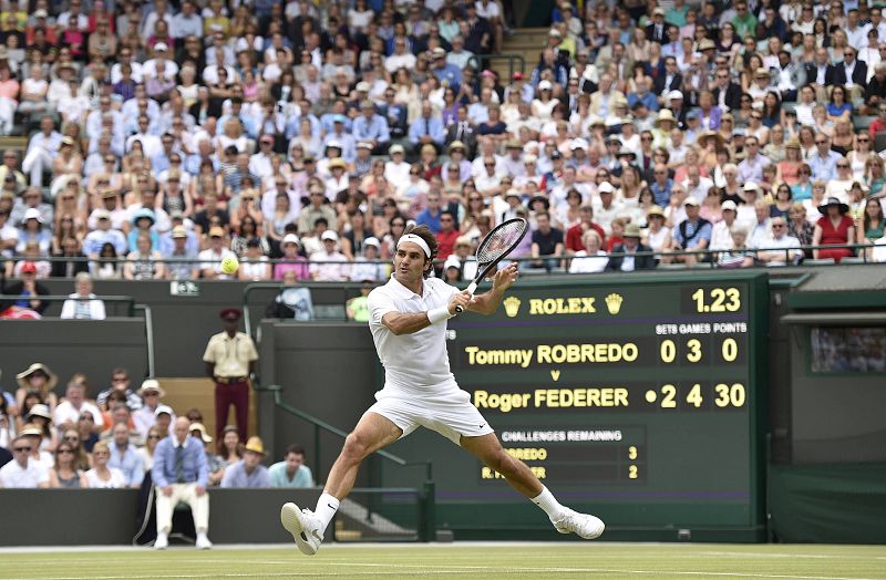 Federer arrolla a Robredo en Wimbledon para alcanzar los cuartos de final