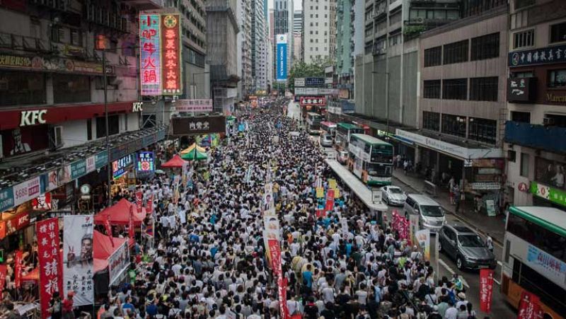 Cientos de miles de hongkoneses marchan contra China y para pedir el sufragio universal