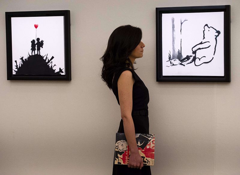 Subastados por 157.000 euros dos cuadros que Banksy vendió por 44 euros