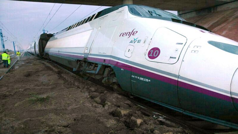 Una balsa de agua provocada por las fuertes lluvias obliga a detener un tren Madrid-Alicante