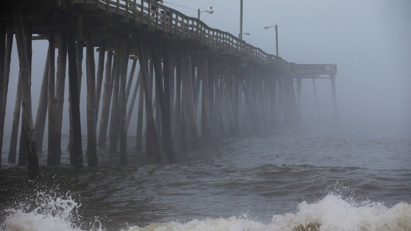 El huracán Arthur toca tierra en Carolina del Norte y asciende a nivel 2
