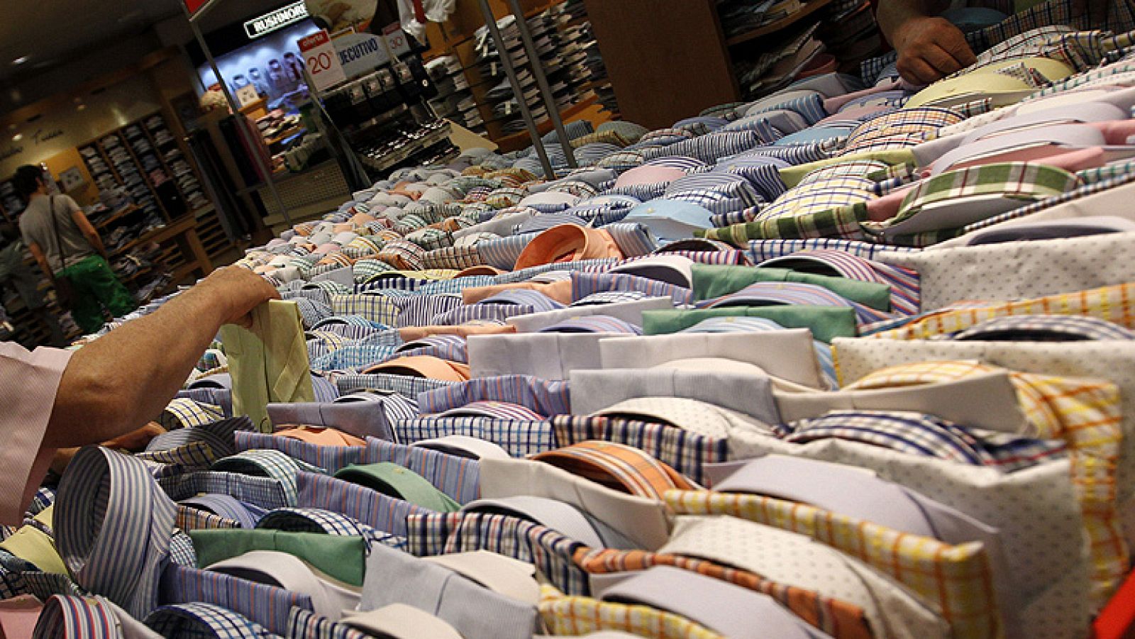 El Gobierno rebaja las comisiones del pago con tarjeta y amplía los horarios comerciales