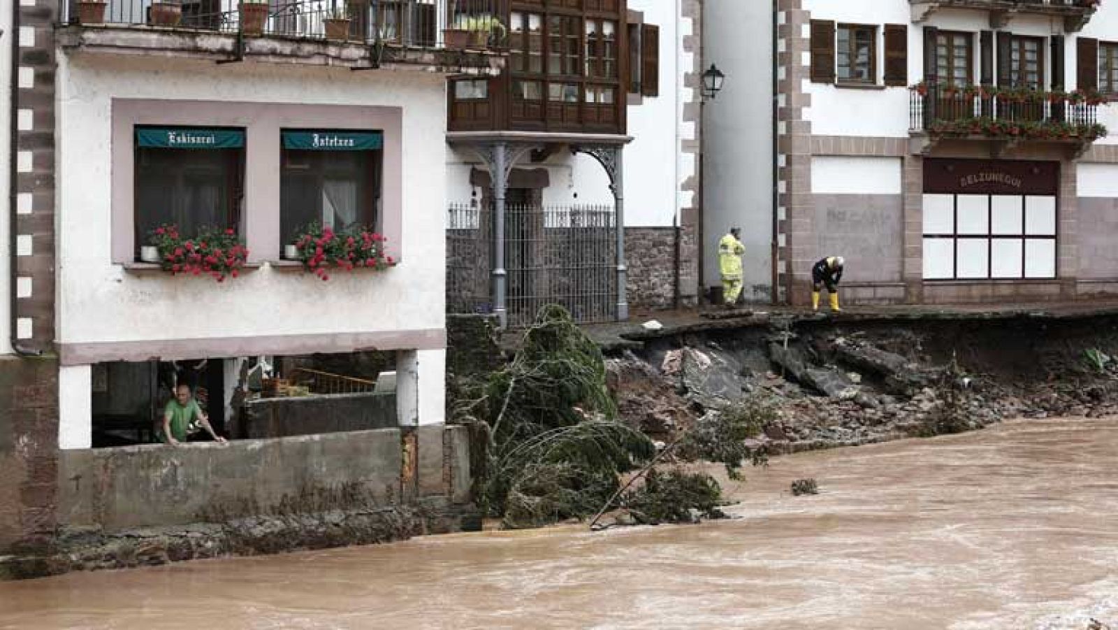 Los vecinos de Elizondo en Navarra, llevan ya más de 24 horas limpiando las calles y casas tras la tromba de agua