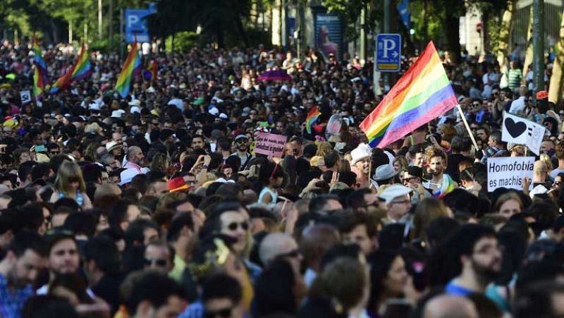 Miles de personas tiñen de color las calles de Madrid en la marcha del Orgullo Gay