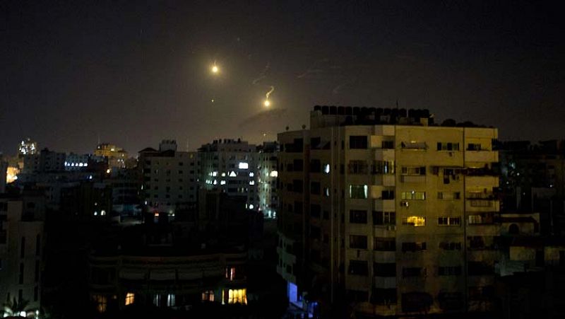 Israel lanza una ofensiva en Gaza con decenas de muertos y Hamás amplía el disparo de cohetes