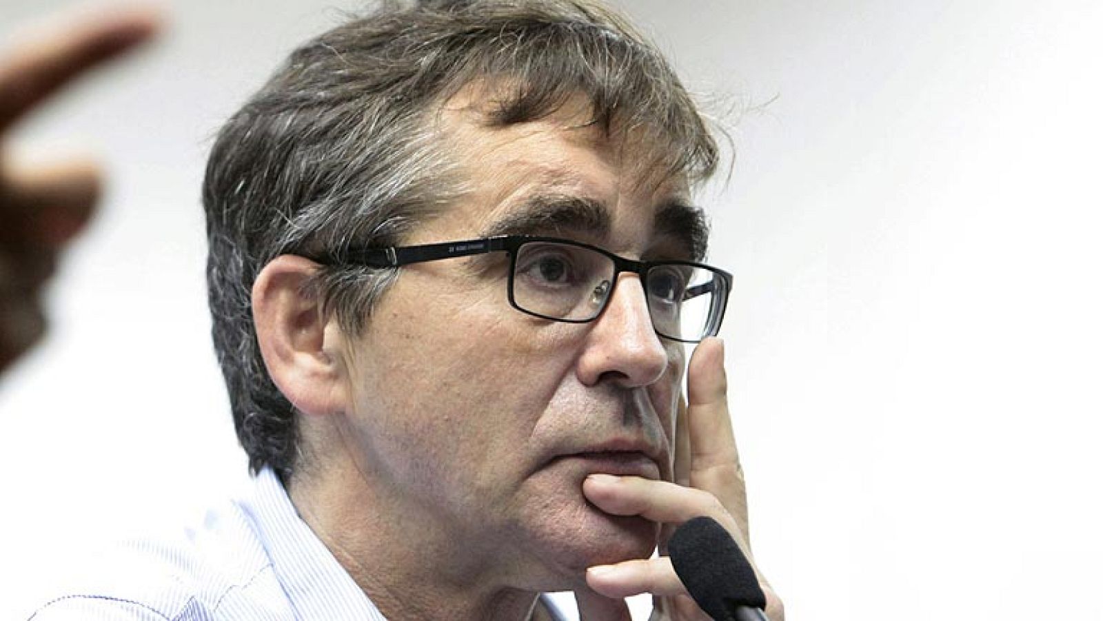 El Deportivo de La Coruña ha anunciado este martes la destitución de Fernando Vázquez, el técnico que acaba de devolver al equipo a Primera, debido a la "falta de confianza del Consejo de Administración hacia el entrenador", tras unas declaraciones e