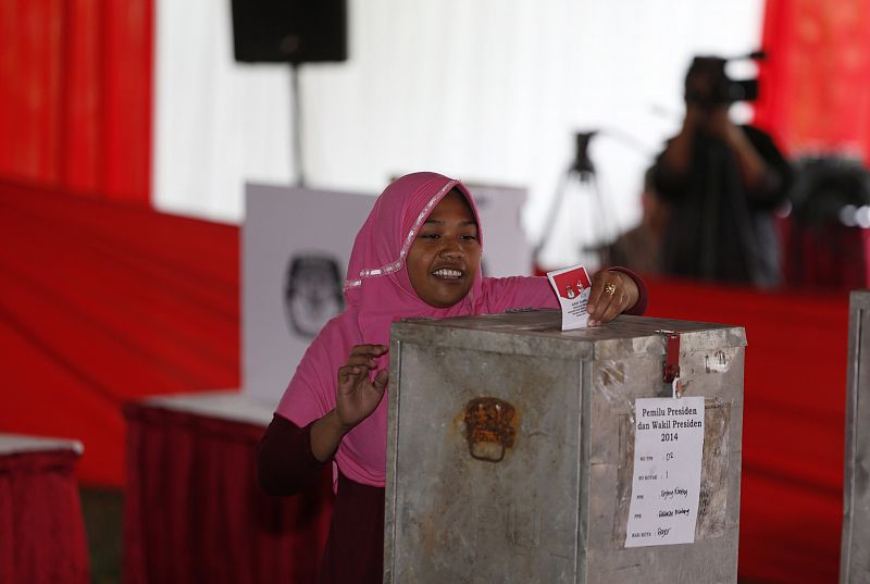 El favorito 'Jokowi' y su rival se proclaman vencedores de las elecciones en Indonesia