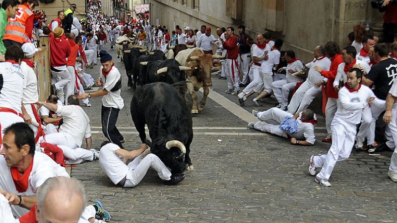 Un toro adelantado protagoniza un accidentado cuarto encierro de San Fermín, de Garcigrande