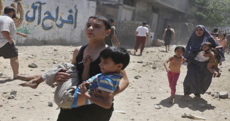 Pan, escasa comida, estruendo y miedo llenan las mesas del Ramadán en Gaza