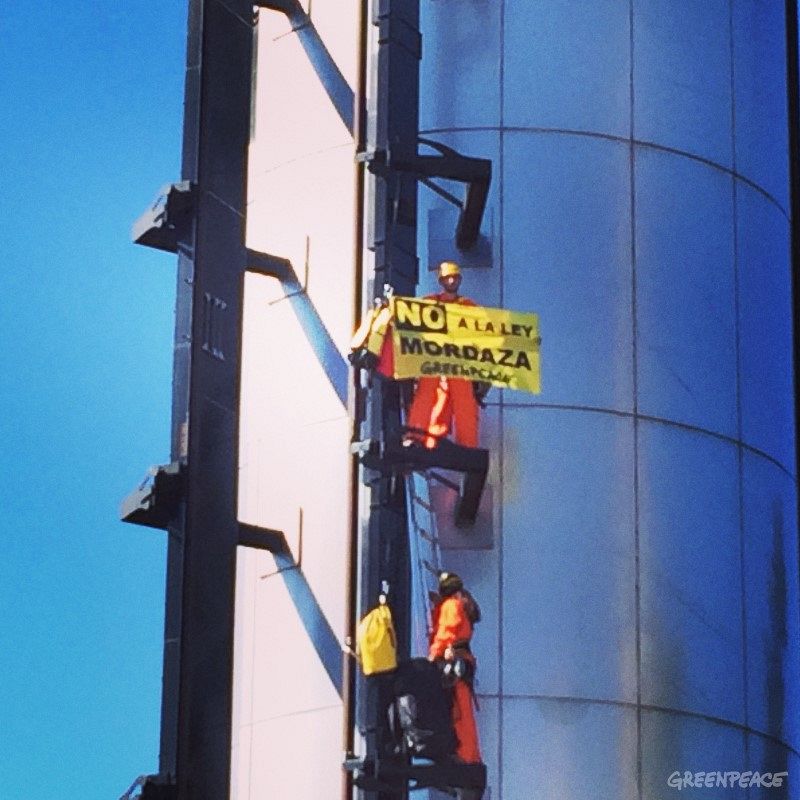 Activistas de Greenpeace escalan el Faro de Moncloa contra la Ley de Seguridad Ciudadana