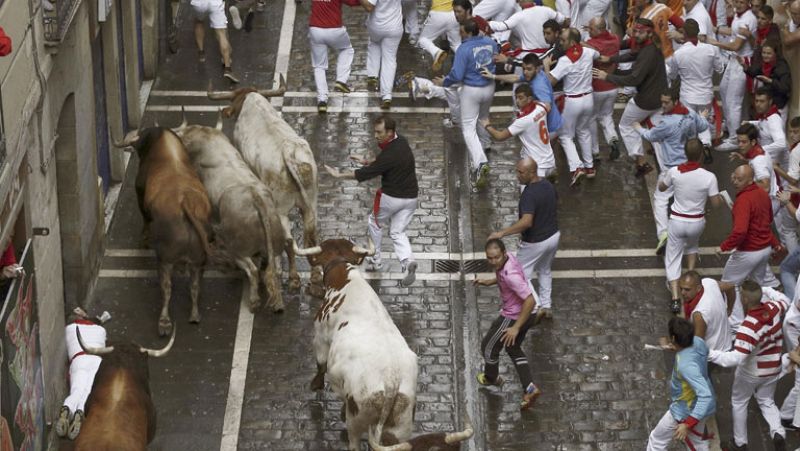 La lluvia y la masificación no impiden que el sexto encierro de San Fermín 2014 sea limpio y rápido