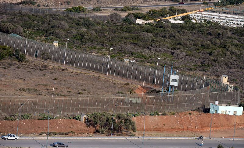 Las fuerzas de seguridad marroquíes evitan que 100 inmigrantes accedan a Melilla