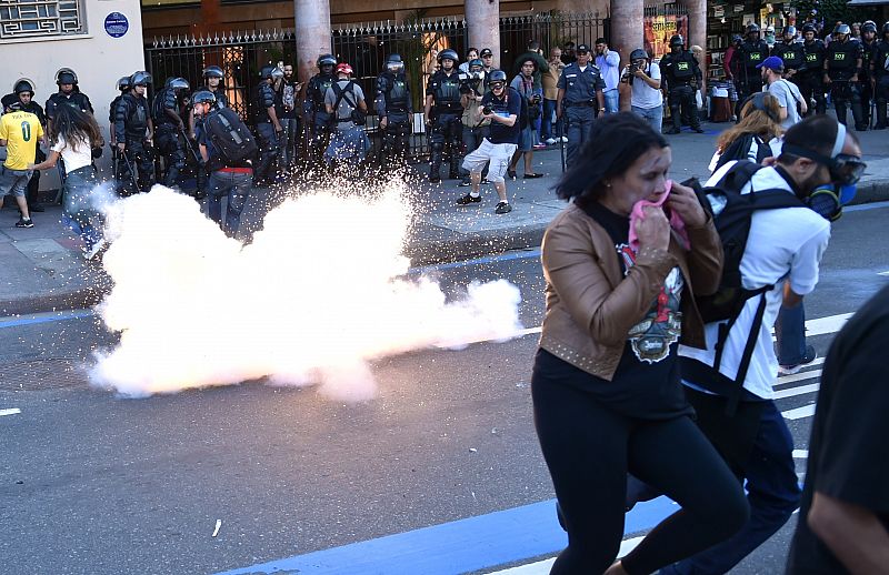 La Policía dispersa con gases lacrimógenos las protestas en contra del Mundial
