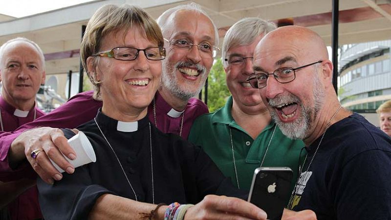 La Iglesia anglicana vota a favor de ordenar a mujeres como obispos
