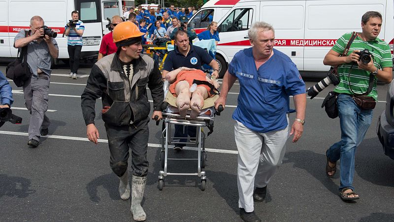 Al menos 20 muertos y más de 160 heridos al descarrilar un tren del metro de Moscú
